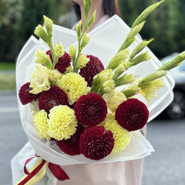 Желтые гладиолусы с георгинами