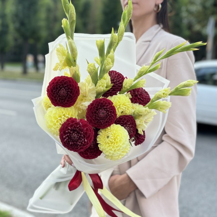 Желтые гладиолусы с георгинами