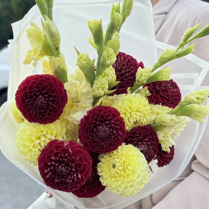 Желтые гладиолусы с георгинами