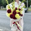 Желтые гладиолусы с георгинами