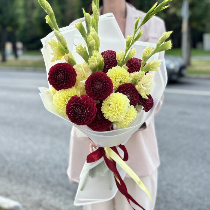 Желтые гладиолусы с георгинами