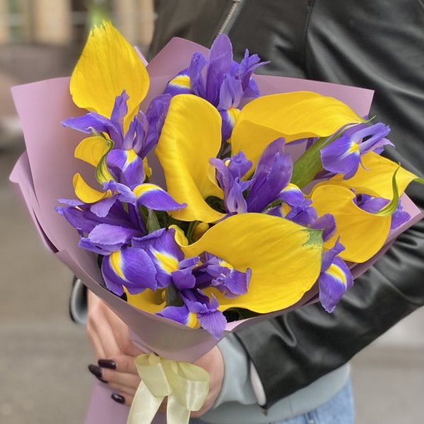 Желтые каллы с ирисами