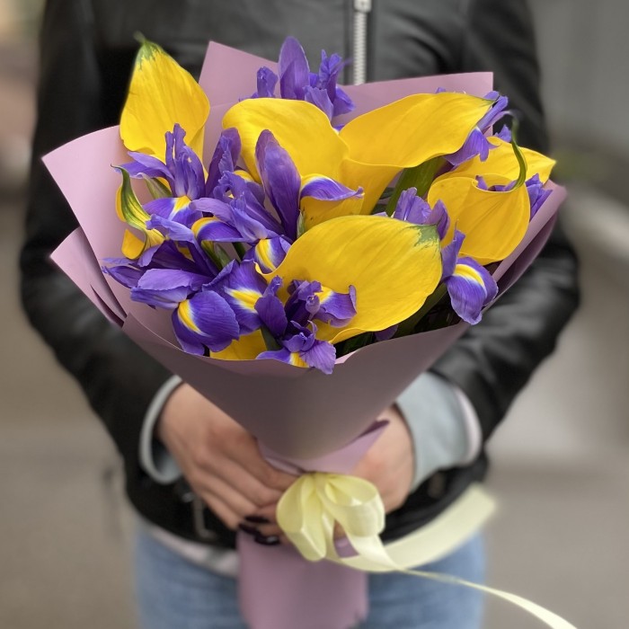 Желтые каллы с ирисами