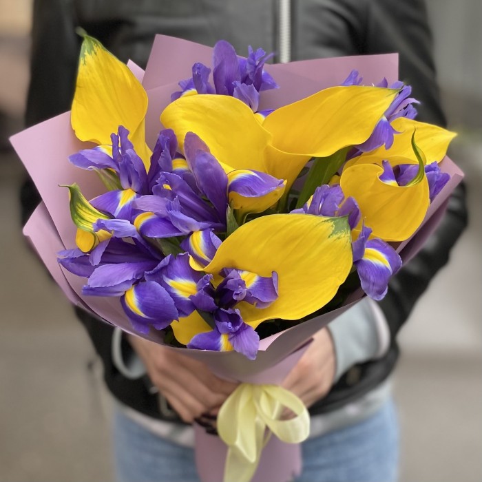 Желтые каллы с ирисами