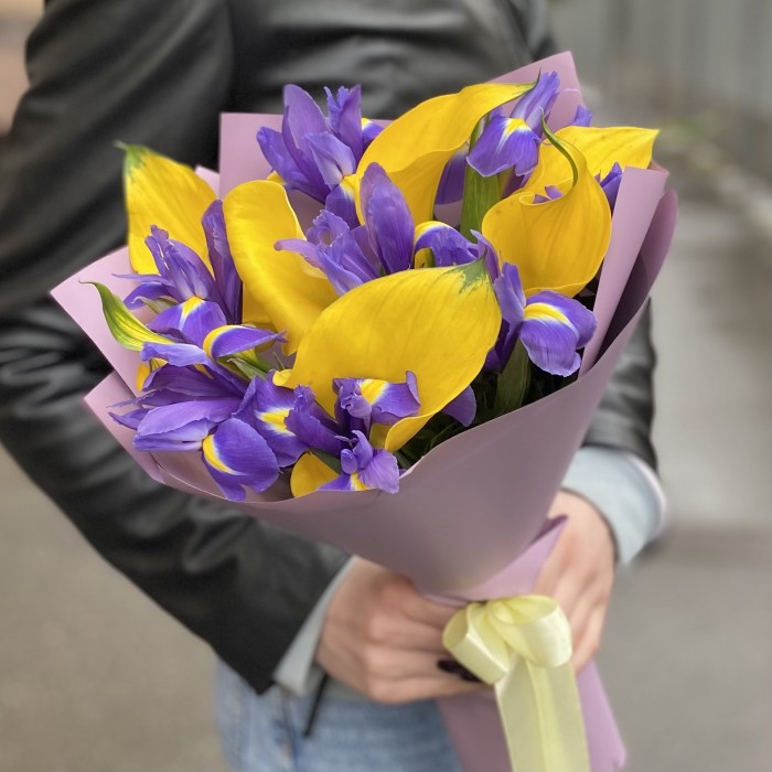 Желтые каллы с ирисами