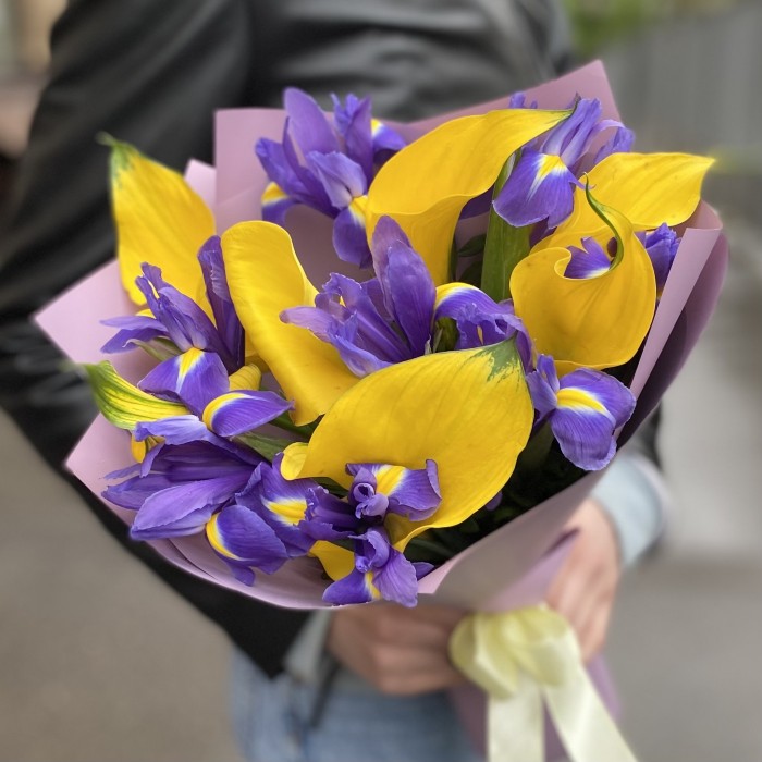 Желтые каллы с ирисами