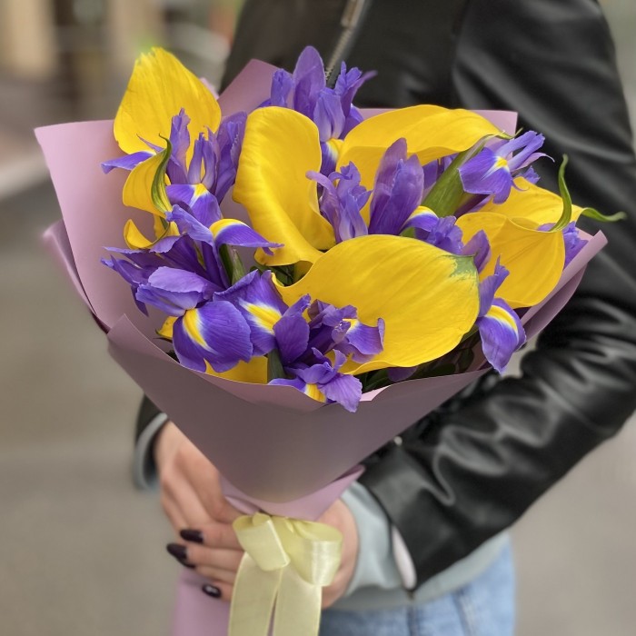 Желтые каллы с ирисами