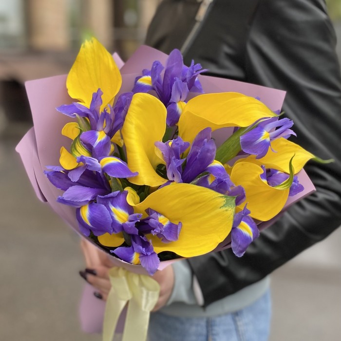 Желтые каллы с ирисами