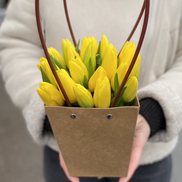 Желтые тюльпаны в сумочке