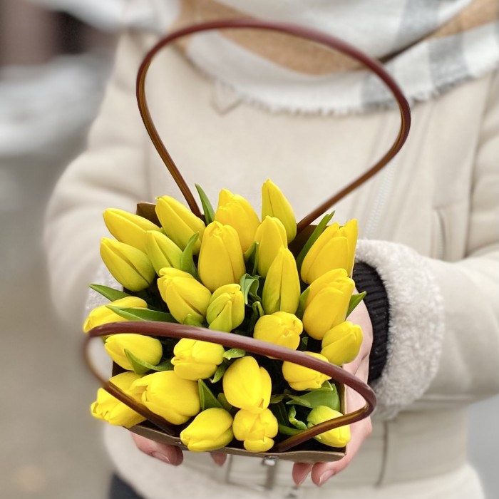 Желтые тюльпаны в сумочке