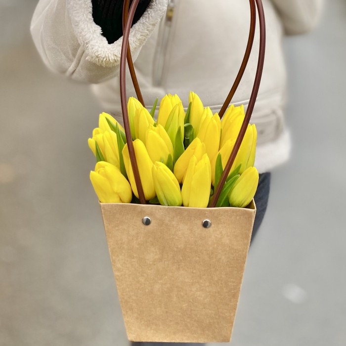 Желтые тюльпаны в сумочке