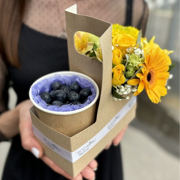 Желтый букет комплимент с голубикой MIX