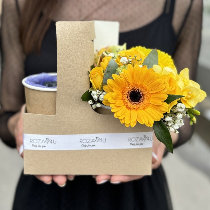 Желтый букет комплимент с голубикой MIX