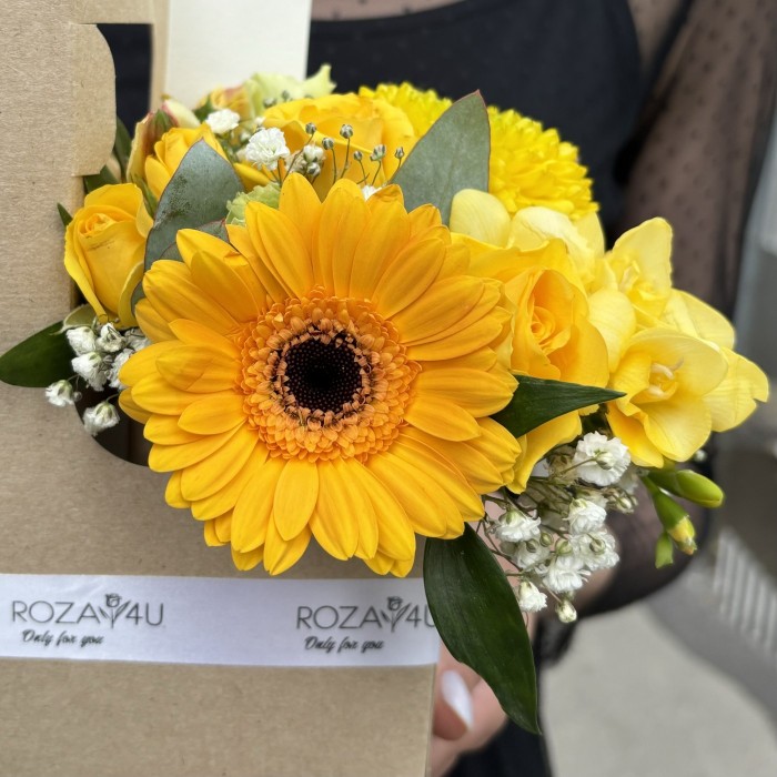 Желтый букет комплимент с голубикой MIX