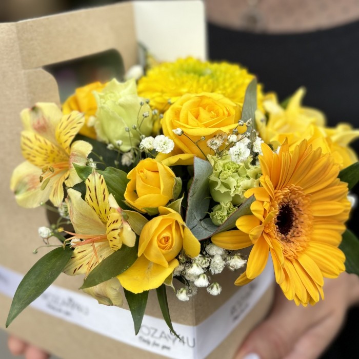 Желтый букет комплимент с голубикой MIX