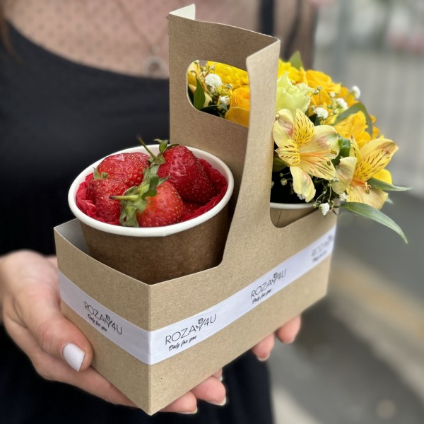 Желтый букет комплимент с клубникой MIX