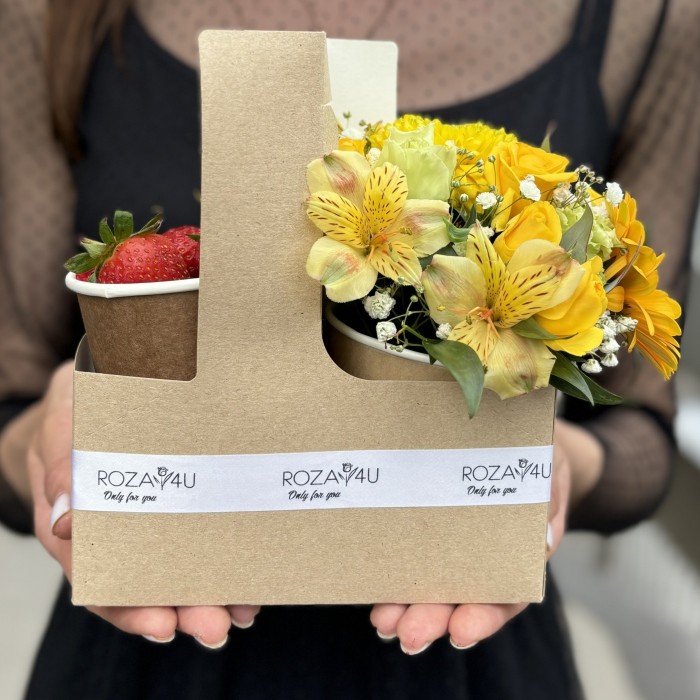 Желтый букет комплимент с клубникой MIX