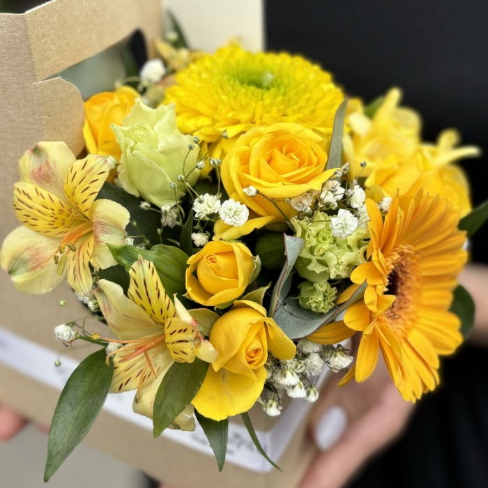 Желтый букет комплимент с клубникой MIX