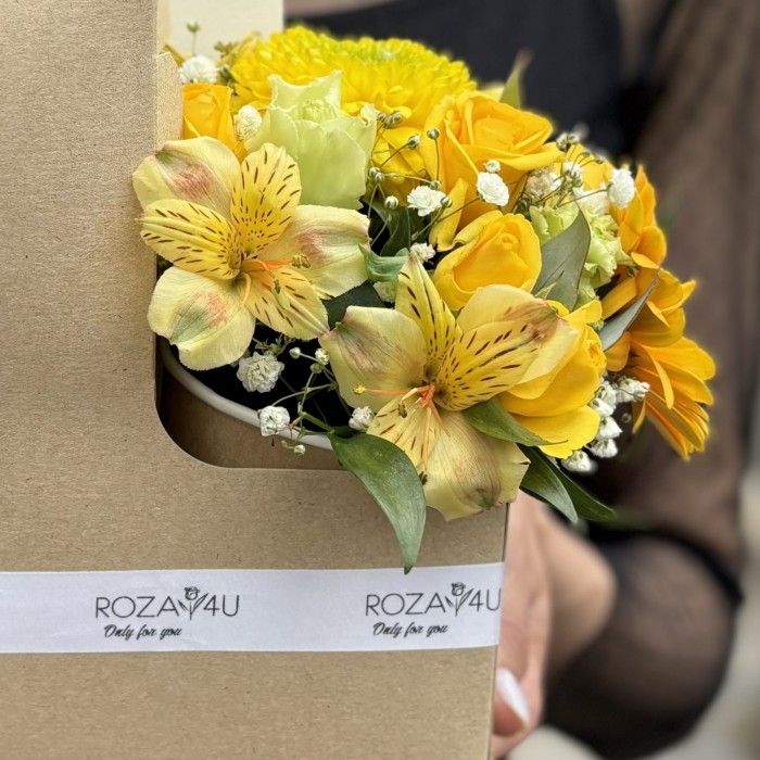 Желтый букет комплимент с клубникой MIX