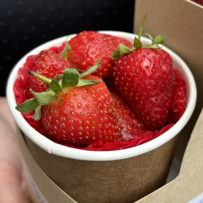 Желтый букет комплимент с клубникой MIX