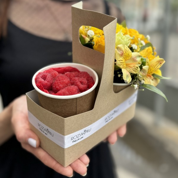 Желтый букет комплимент с малиной MIX