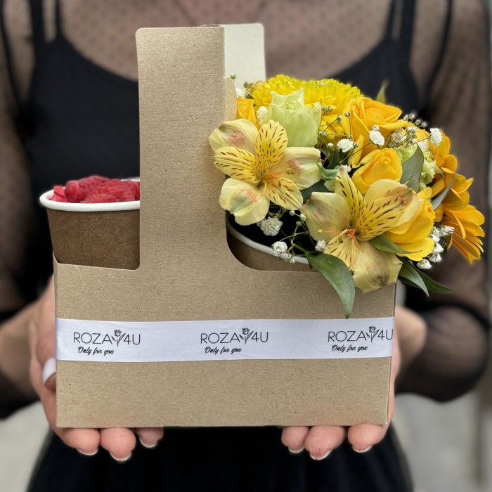 Желтый букет комплимент с малиной MIX