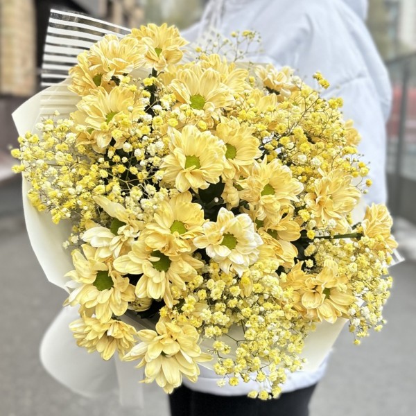 Желтый букет с гипсофилой и кустовой хризантемой