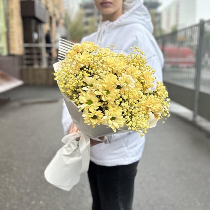 Желтый букет с гипсофилой и кустовой хризантемой