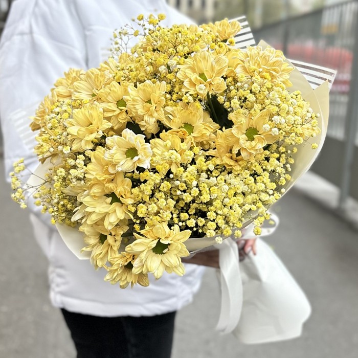Желтый букет с гипсофилой и кустовой хризантемой