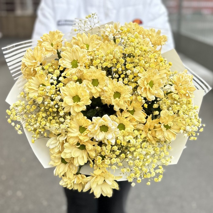 Желтый букет с гипсофилой и кустовой хризантемой