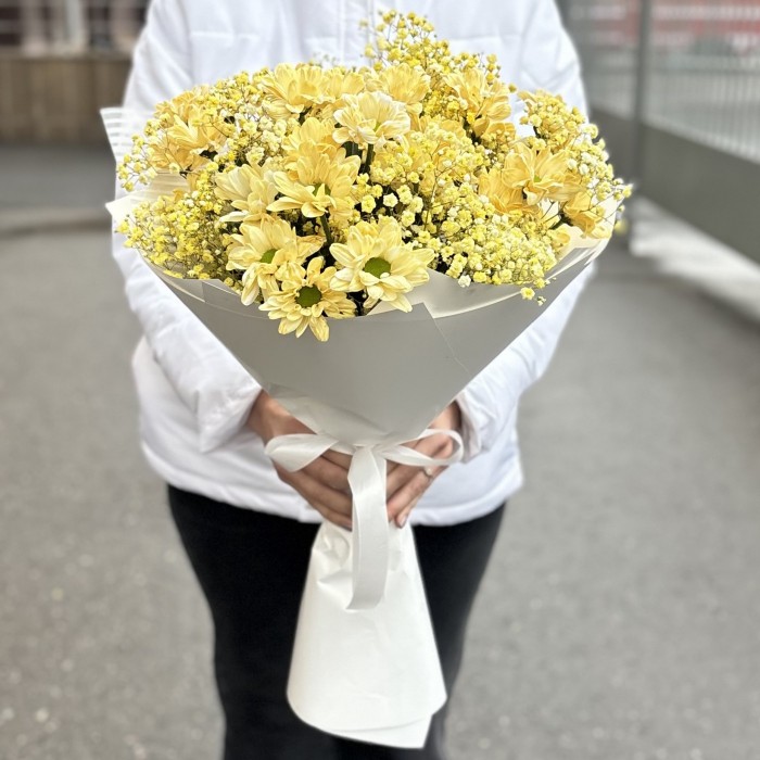 Желтый букет с гипсофилой и кустовой хризантемой