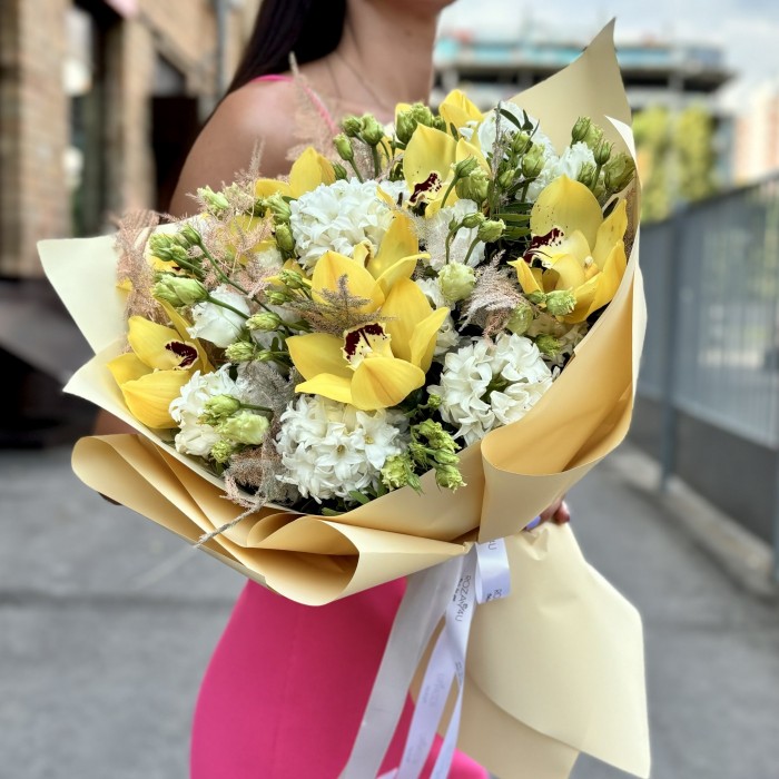 Желтый букет с орхидеями и гиацинтами