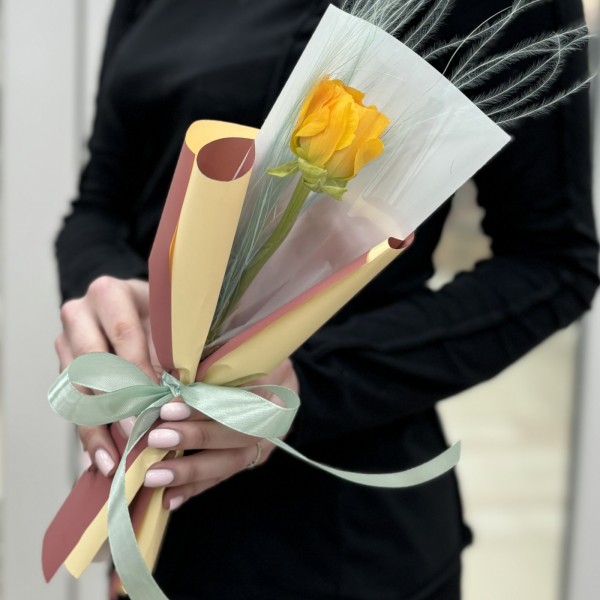 Желтый ранункулюс в упаковке