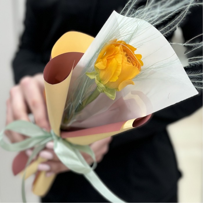 Желтый ранункулюс в упаковке