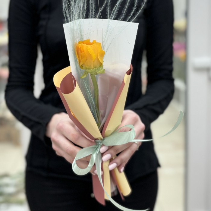 Желтый ранункулюс в упаковке