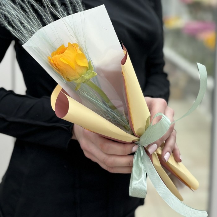 Желтый ранункулюс в упаковке