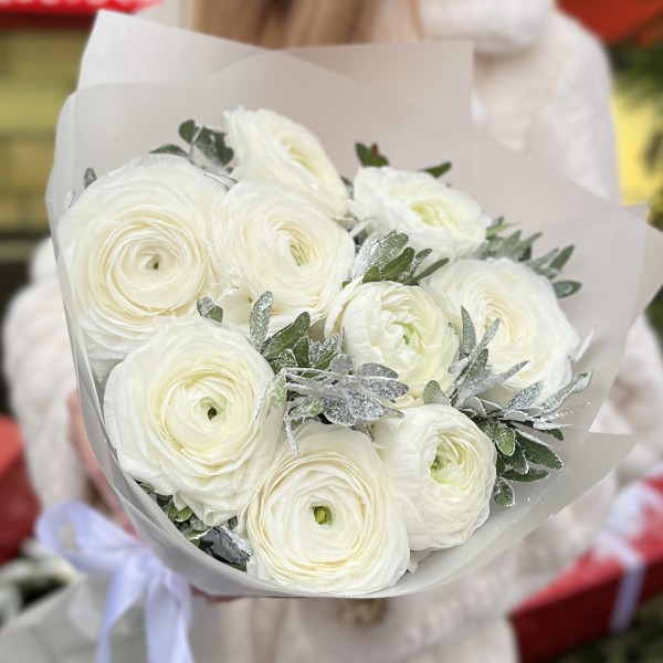 Зимний букет из 9 белых ранункулюсов