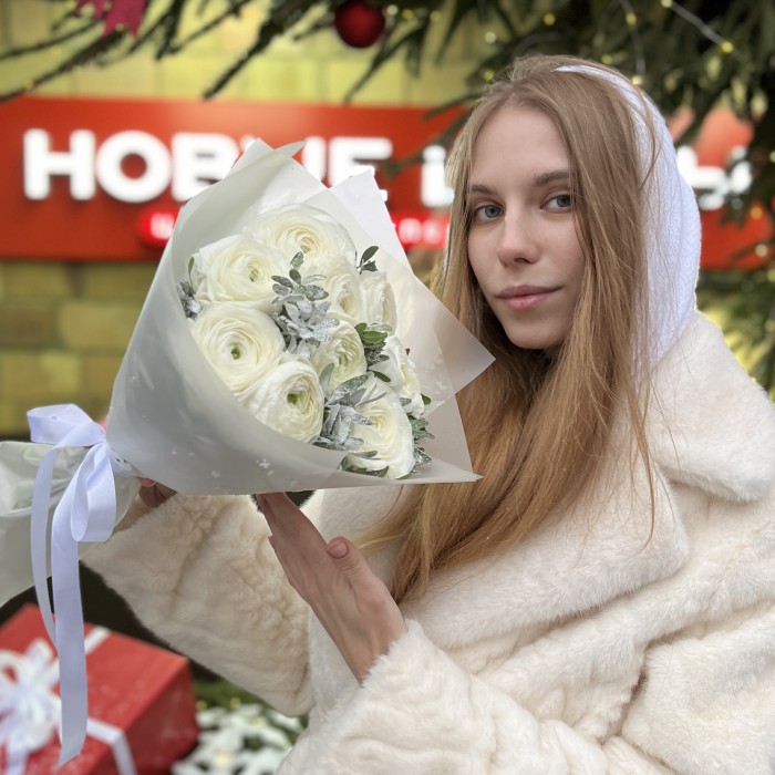 Зимний букет из 9 белых ранункулюсов