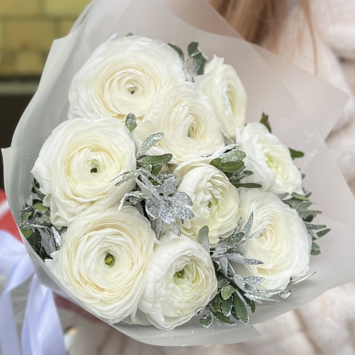 Зимний букет из 9 белых ранункулюсов