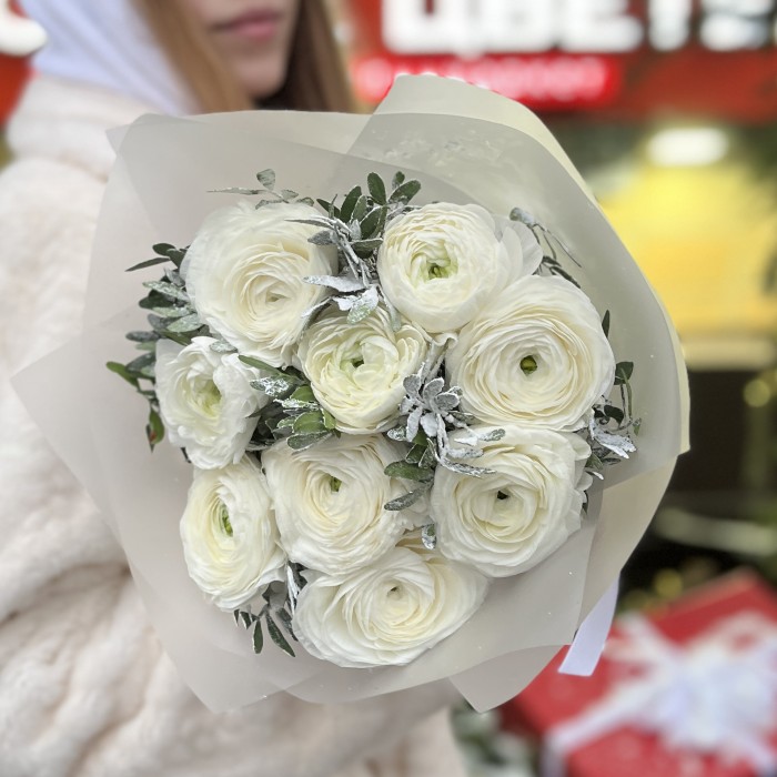Зимний букет из 9 белых ранункулюсов