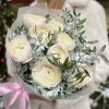 Зимний букет из 9 бело-розовых ранункулюсов