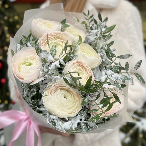 Зимний букет из 9 бело-розовых ранункулюсов