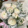 Зимний букет из 9 бело-розовых ранункулюсов