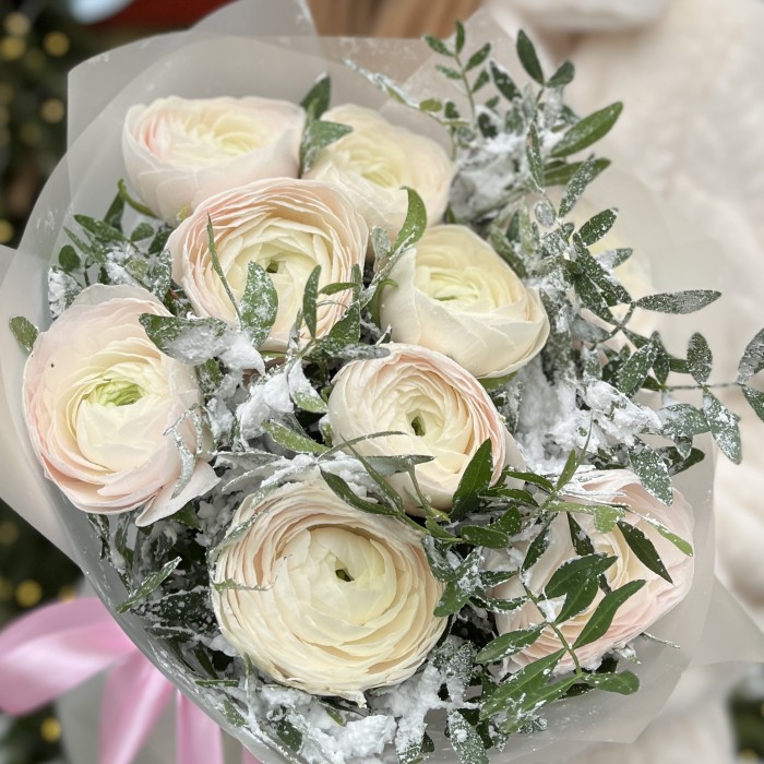 Зимний букет из 9 бело-розовых ранункулюсов