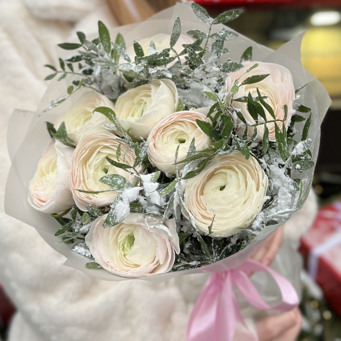 Зимний букет из 9 бело-розовых ранункулюсов
