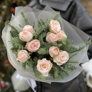 Зимний букет из 3 кустовых пионовидных роз Бомбастик