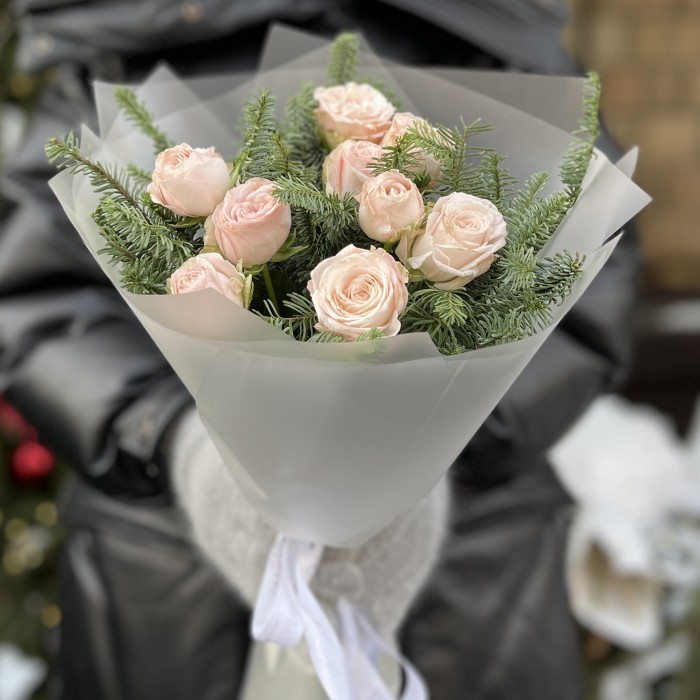 Зимний букет из 3 кустовых пионовидных роз Бомбастик