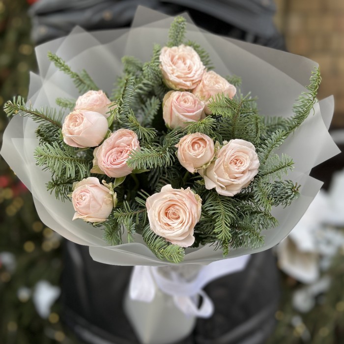 Зимний букет из 3 кустовых пионовидных роз Бомбастик