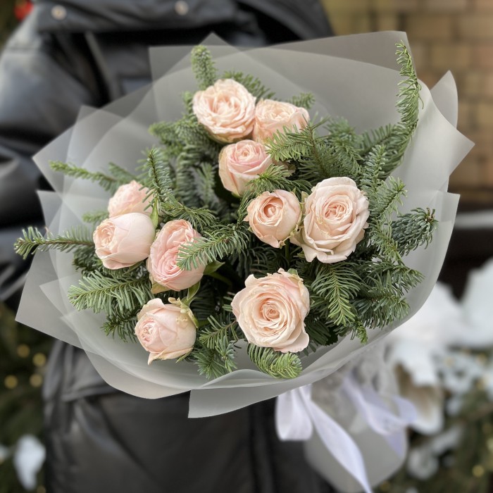 Зимний букет из 3 кустовых пионовидных роз Бомбастик