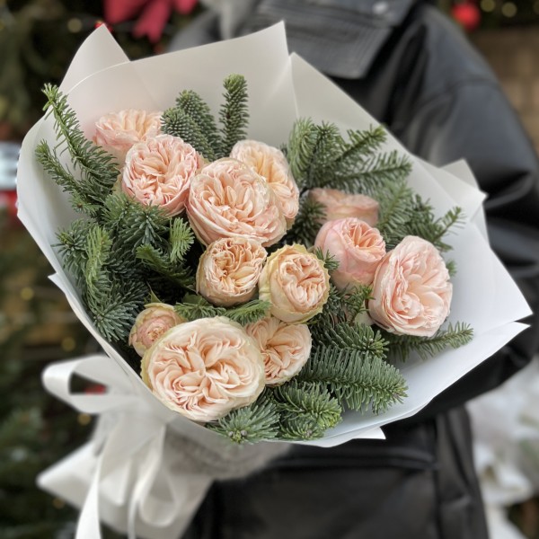 Зимний букет из 3 кустовых пионовидных роз Джентл Трендсеттер